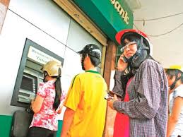 ATM nào nghẽn, ngân hàng phải mang tiền mặt trả cho dân